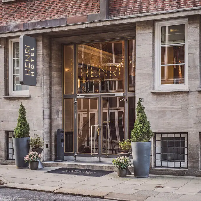 Een gebouw met glazen deuren en een uithangbord.