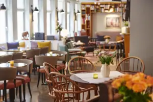 Tafels en stoelen in de lounge