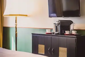 Koffie station Een televisie op een kast.