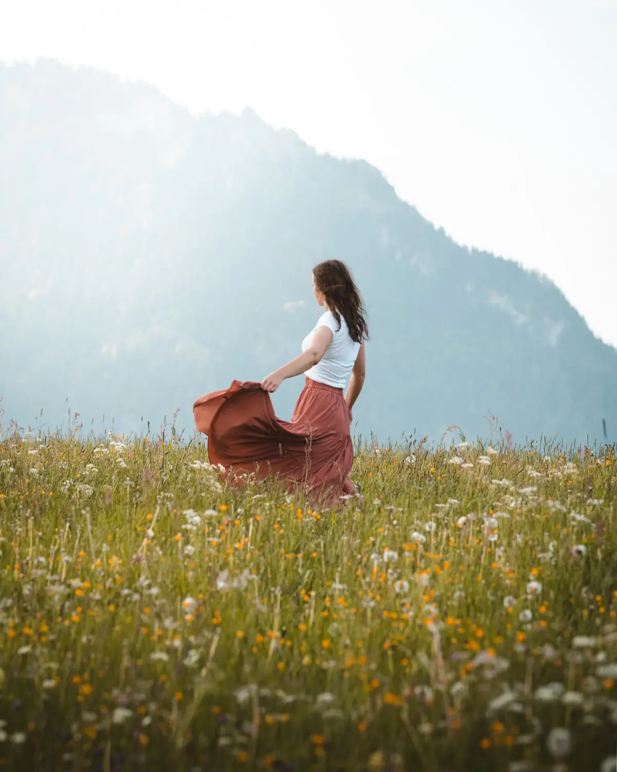 Een vrouw in een bloemenveld.