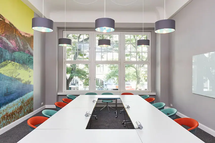 Een coworkingruimte met een tafel en stoelen.