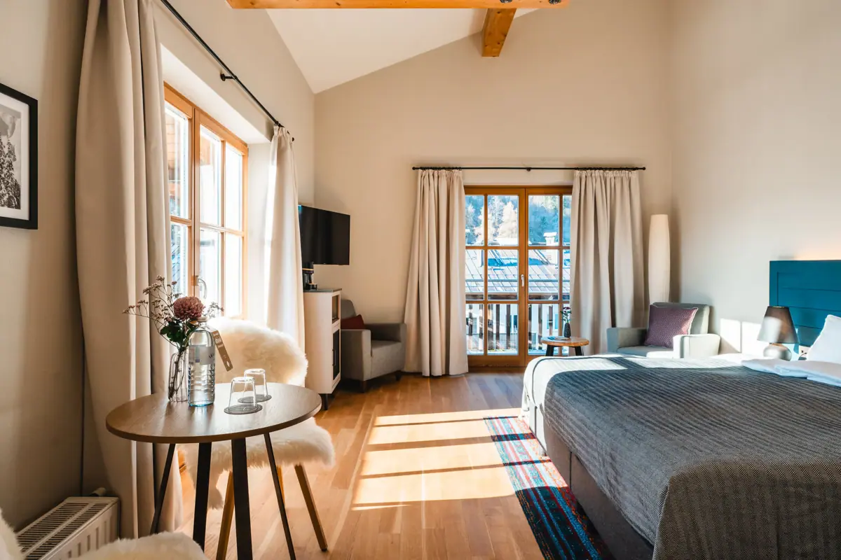 HENRI KIZ Studio Een kamer met een bed, een tafel en stoelen.