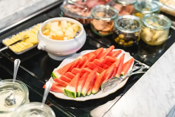 HENRI Berlijn Gastronomie Een bord met stukjes watermeloen en fruit.