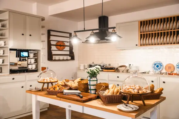 Eigen keuken HENRI Kitzbühel De HENRI-keuken in Hotel Kitzbühel met een tafel met eten erop.