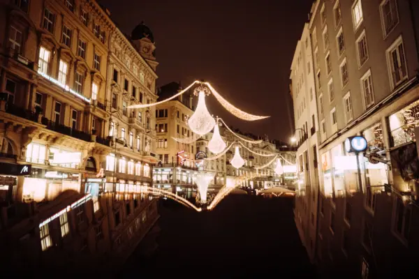 Stadscentrum met verlichting Een straat met verlichte gebouwen ’s nachts.