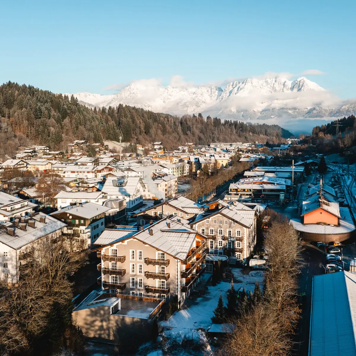 Besneeuwd stadslandschap buiten