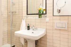 Badkamer Badkamer met spiegel en wastafel