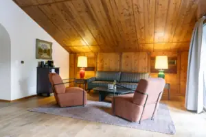 Woonruimte in het HENRI in Garmisch-Partenkirchen Een kamer met een bank en stoelen.