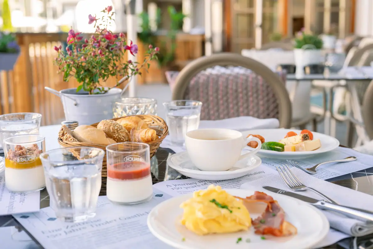 HENRI KIZ Ontbijt Een tafel met eten en drinken erop.