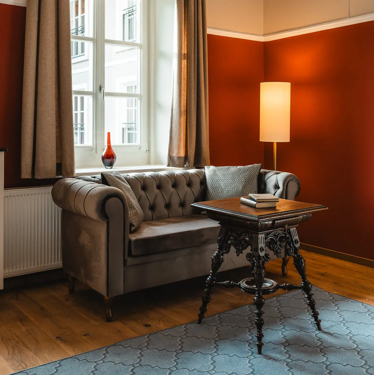 Bank en tafel in een stijlvol ingerichte kamer.