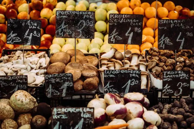 Naschmarkt Wenen Een verzameling paddenstoelen en andere groentesoorten.