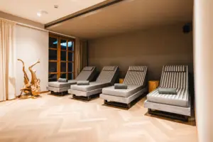 Een groep loungestoelen in een kamer.