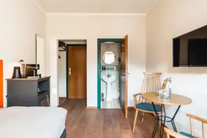 Kamer Een kamer met wastafel en spiegel.