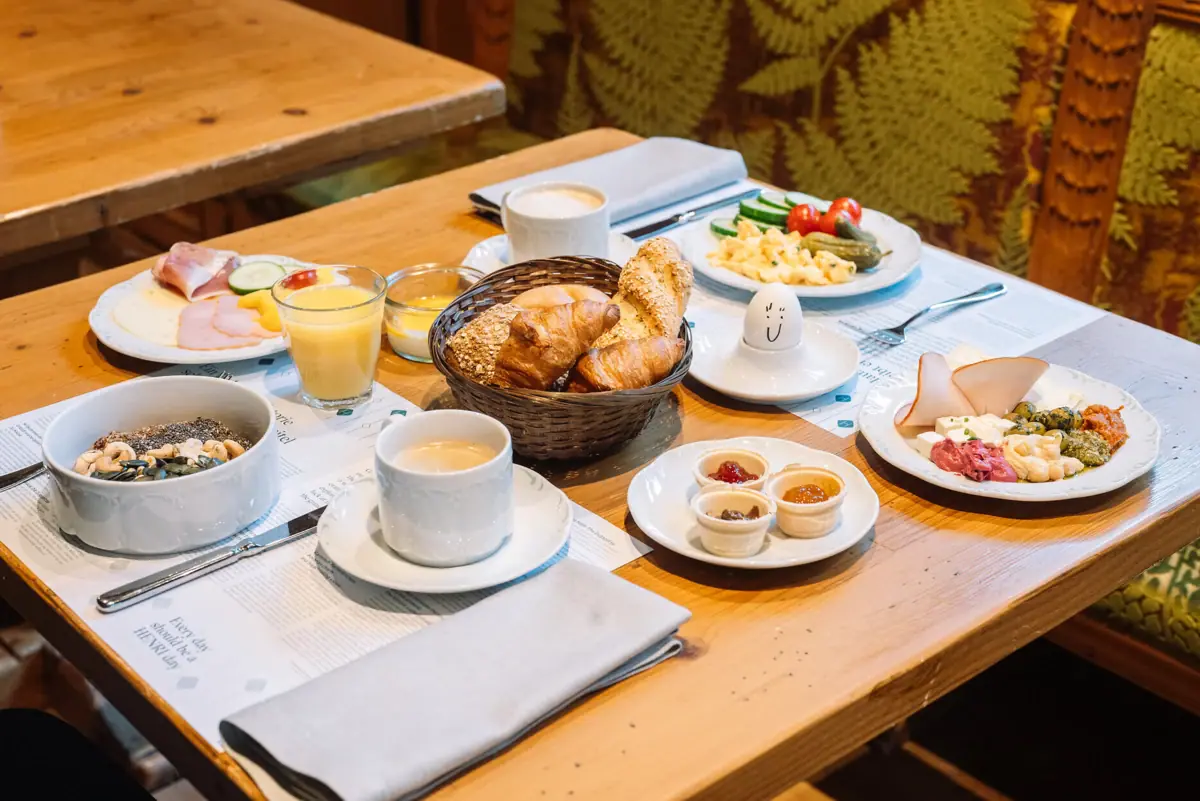 Een tafel gedekt met diverse gerechten en servies.
