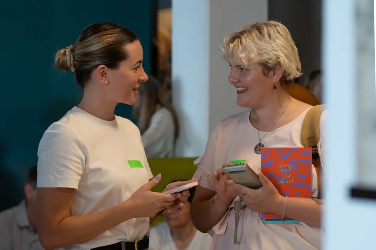 Een vrouw praat met een andere vrouw.