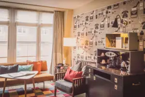 Een kamer met een bank en een salontafel.