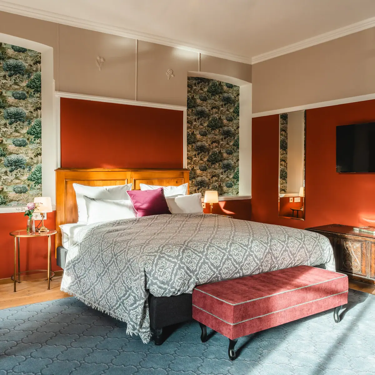 Salo in het huis van de keizer Slaapkamer met een bed en een televisie.