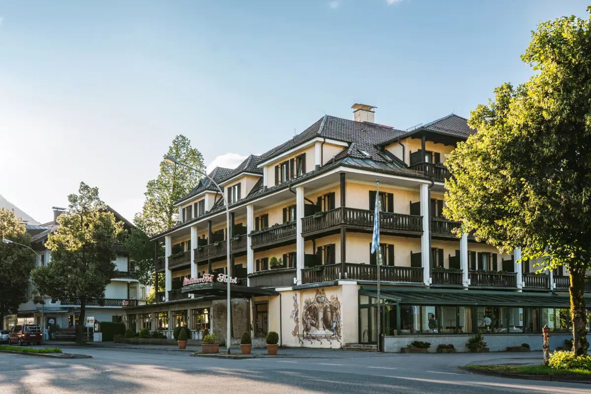 Het HENRI Hotel in Garmisch-Partenkirchen met veel balkons.