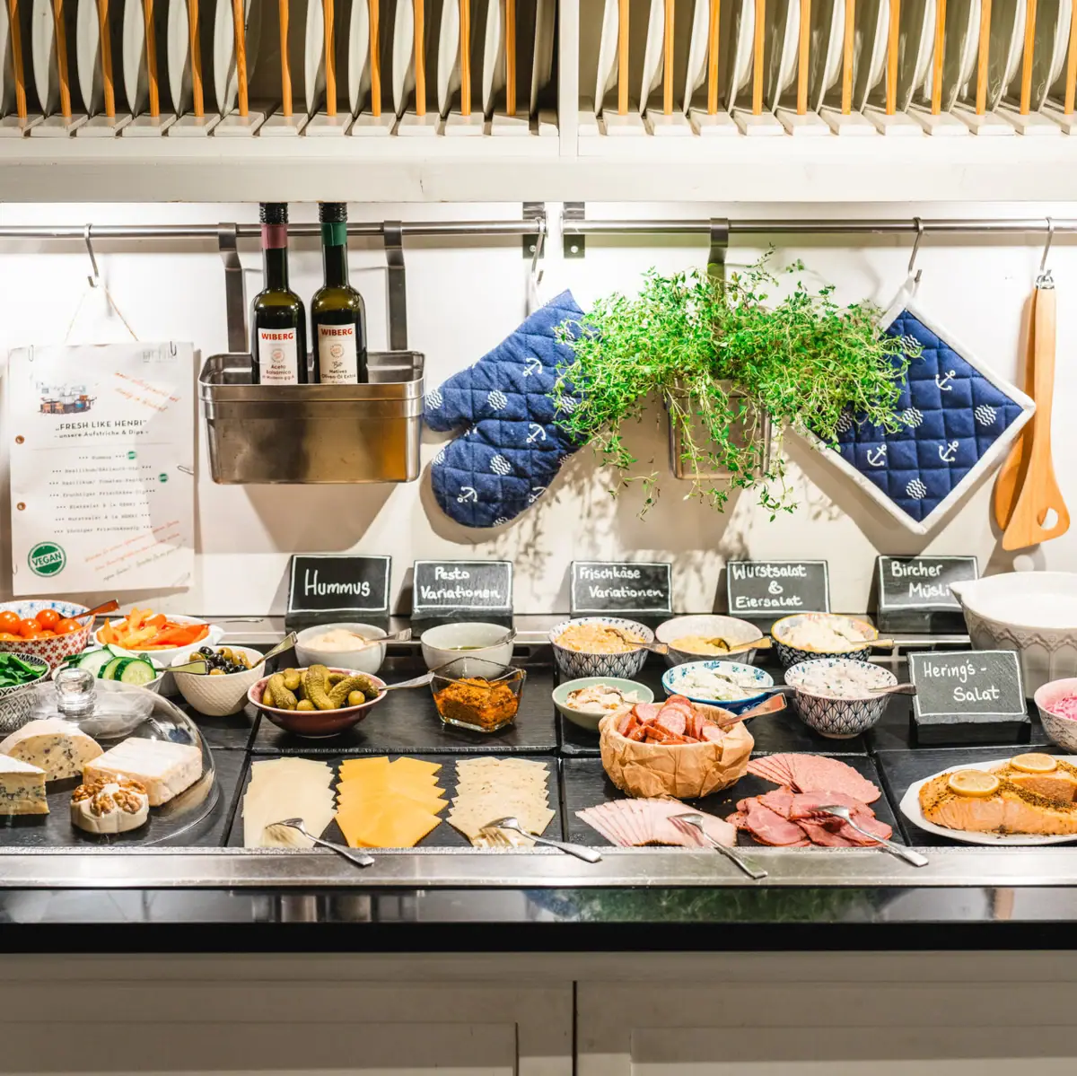 Een toonbank bij het ontbijtbuffet met eten erop.