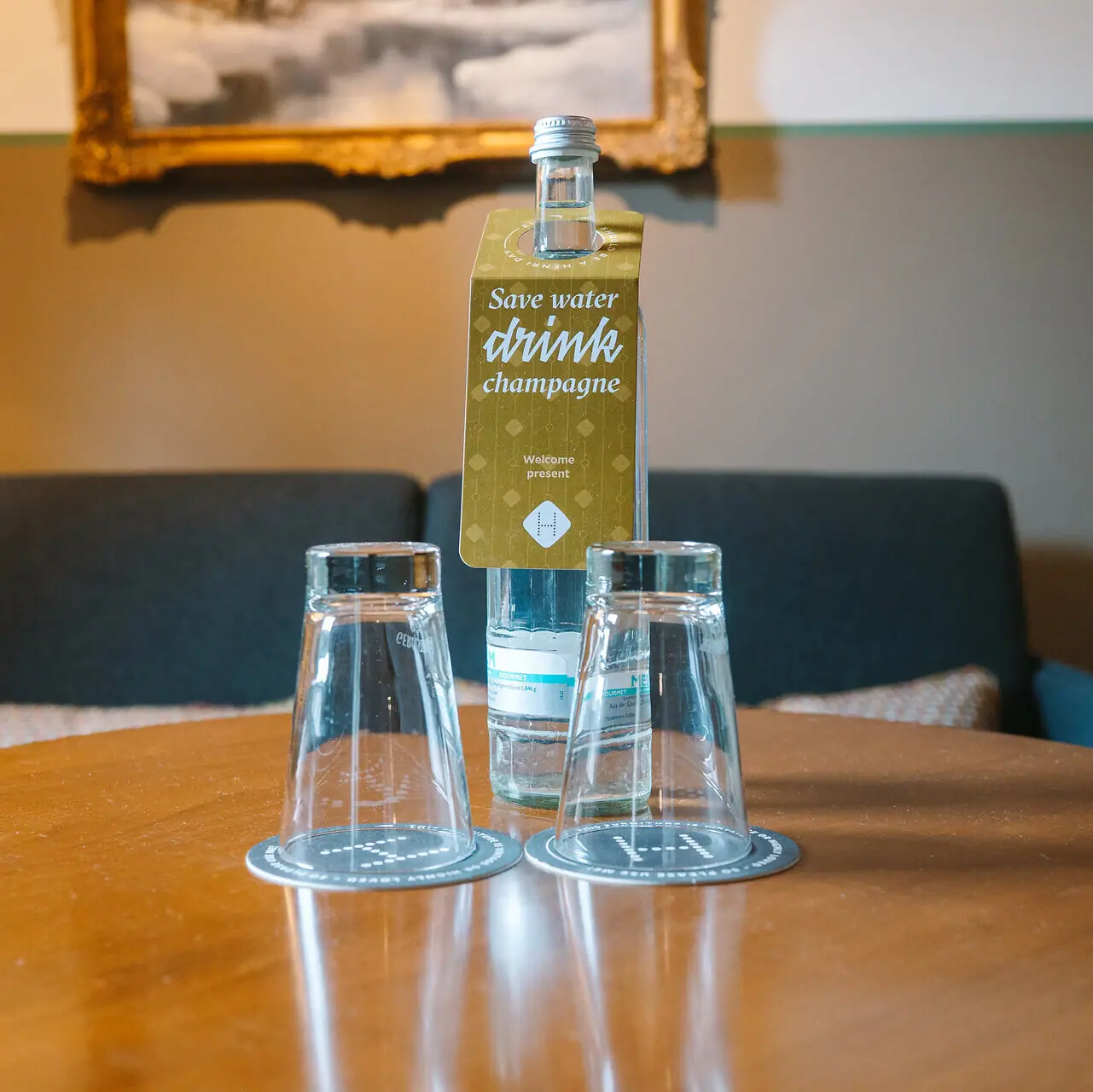 Een fles en glazen op een tafel.