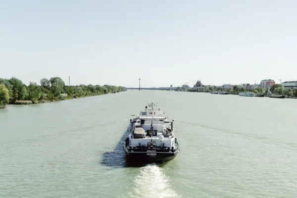 Een boot op een rivier.
