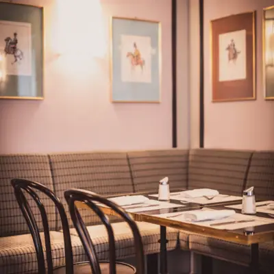 Reiterstüberl in de HENRI Wenen Een tafel met servetten en stoelen in een restaurant.