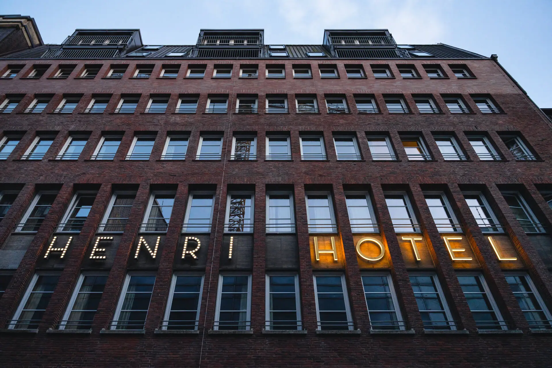HENRI Hotel Hamburg – Buitenkant Bakstenen gevel van Hotel HENRI in Hamburg