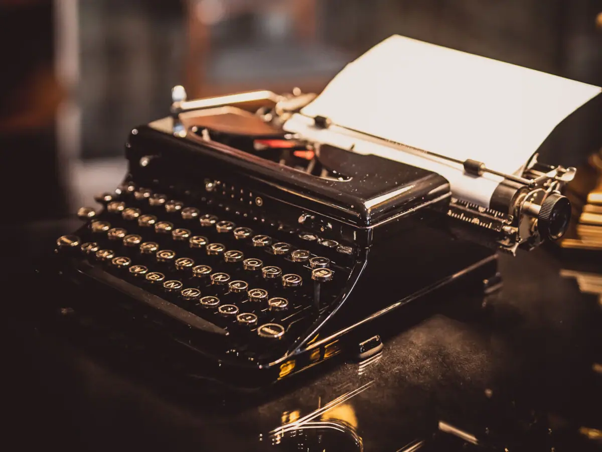 Typemachine Typemachine op een tafel