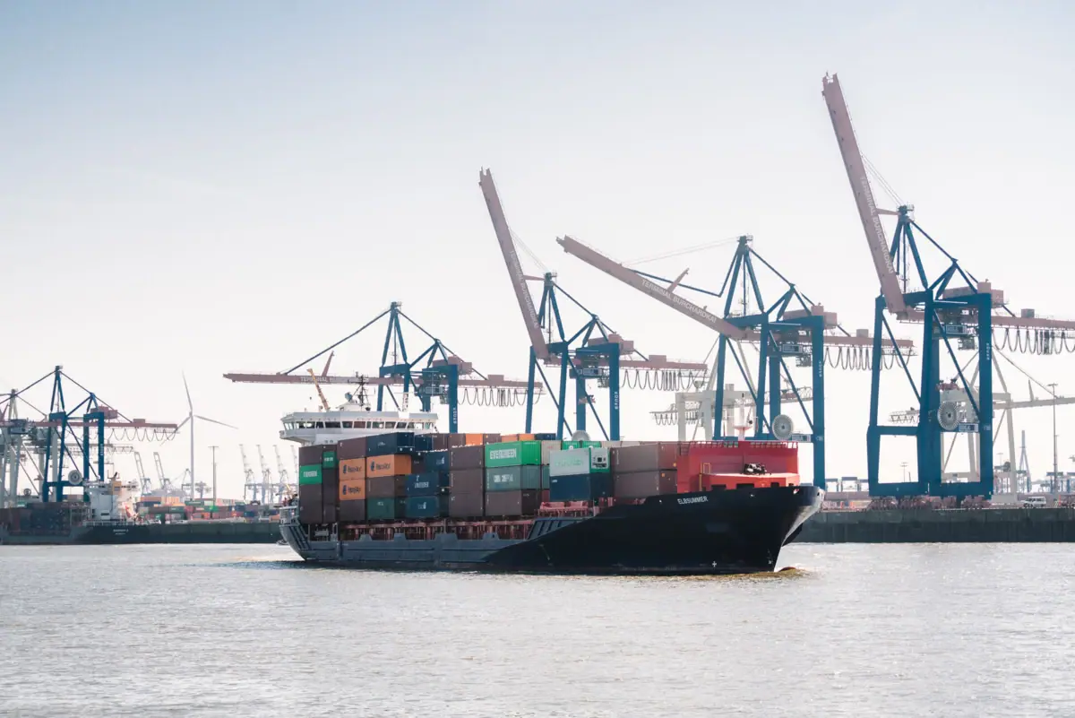 Groot containerschip op het water.