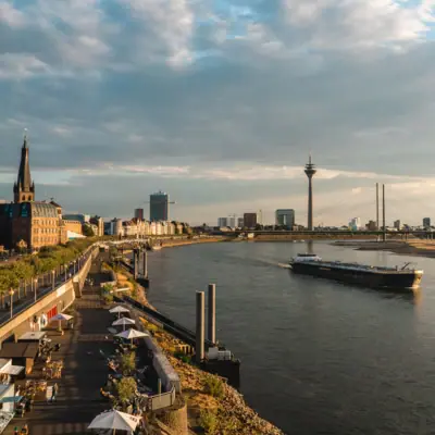 Een rivier met een boot erop.
