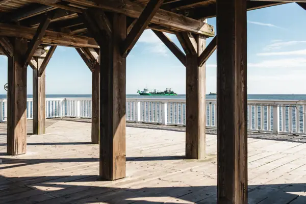 Het uitkijkplatform 'Alte Liebe' in Cuxhaven, met uitzicht op de Noordzee.
