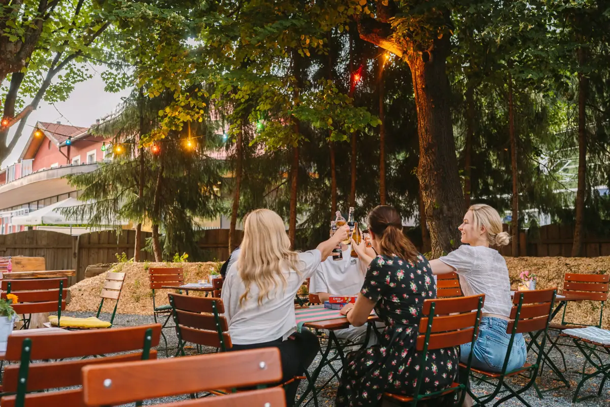 Een groep vrouwen zit aan een tafel met drankjes.