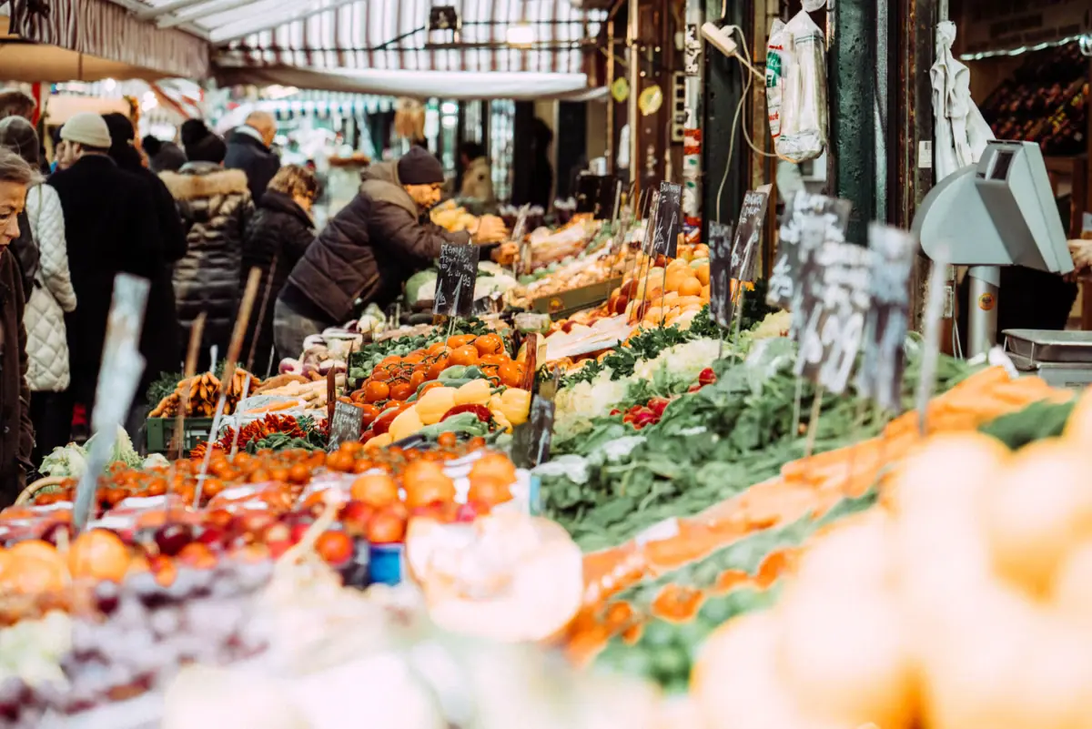 Naschmarkt Wenen Een markt met veel fruit en groenten.