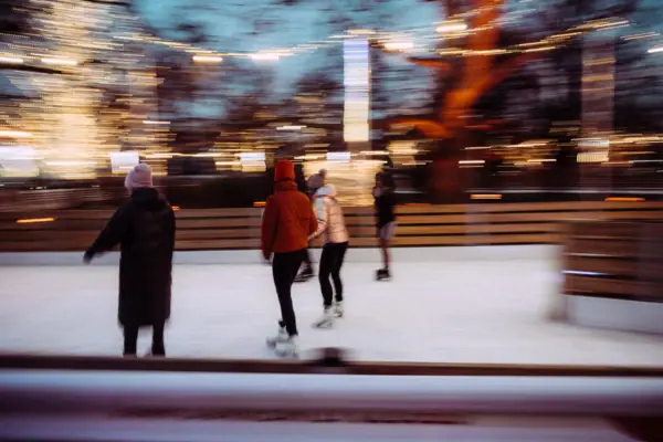Schaatsen Een groep mensen die aan het schaatsen is op een ijsbaan.