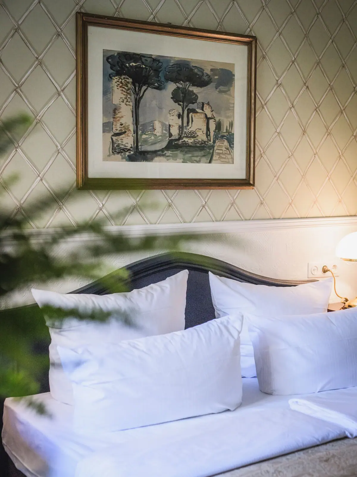 Bed met 2 kussens voor een antiek behang