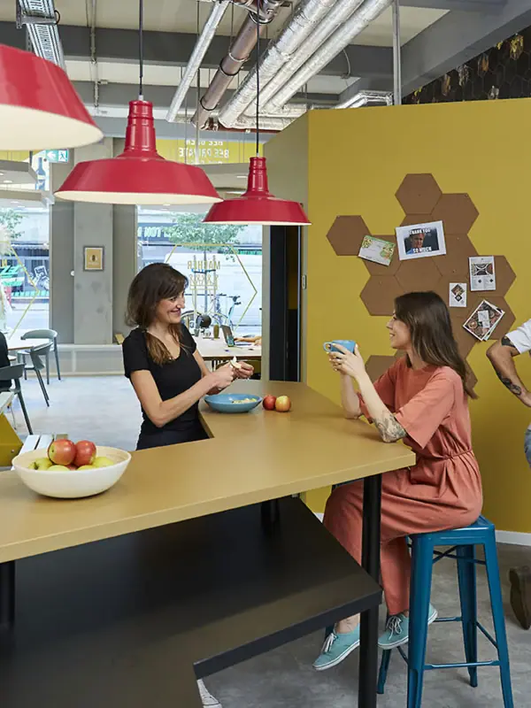 Bijenkorf Düsseldorf Een groep mensen zit aan een tafel.
