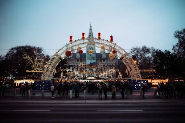 Kerstmarkt Een groep mensen staat buiten voor een groot gebouw.