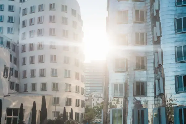 Düsseldorf-centrum Er loopt iemand langs een gebouw.