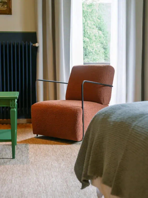 Een stoel in een kamer met kussens.