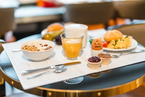 Ontbijt op een tafel met servies en bestek.