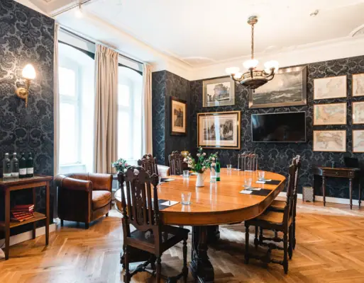 Een kamer met een tafel en stoelen.