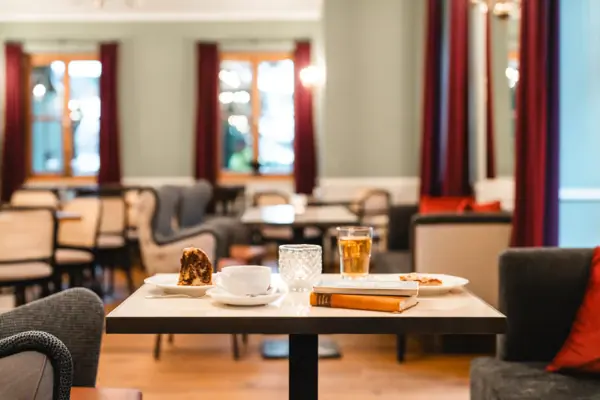 Een tafel met verschillende gerechten erop.