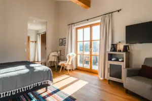 Kamer Slaapkamer met televisie en bed.