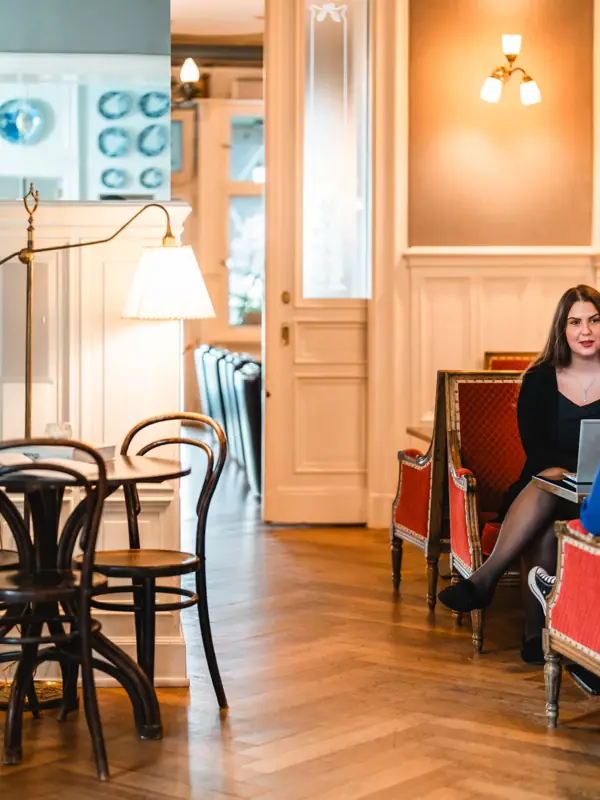 Een groep vrouwen zit op stoelen.