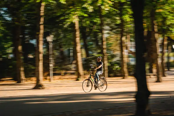 Fietstocht door Düsseldorf Iemand fietst door een park.