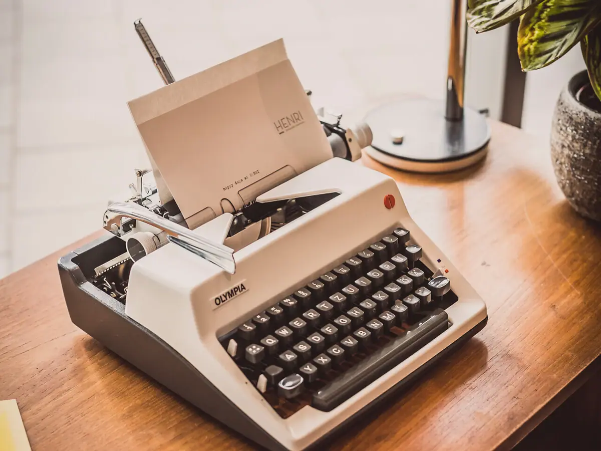 Typemachine op een bureau