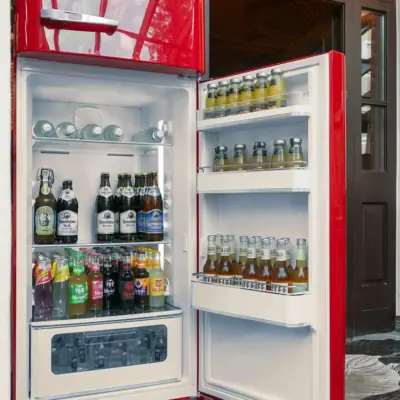 Een koelkast met bierflesjes