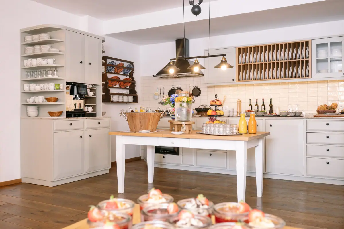 Keuken met een tafel vol servies.