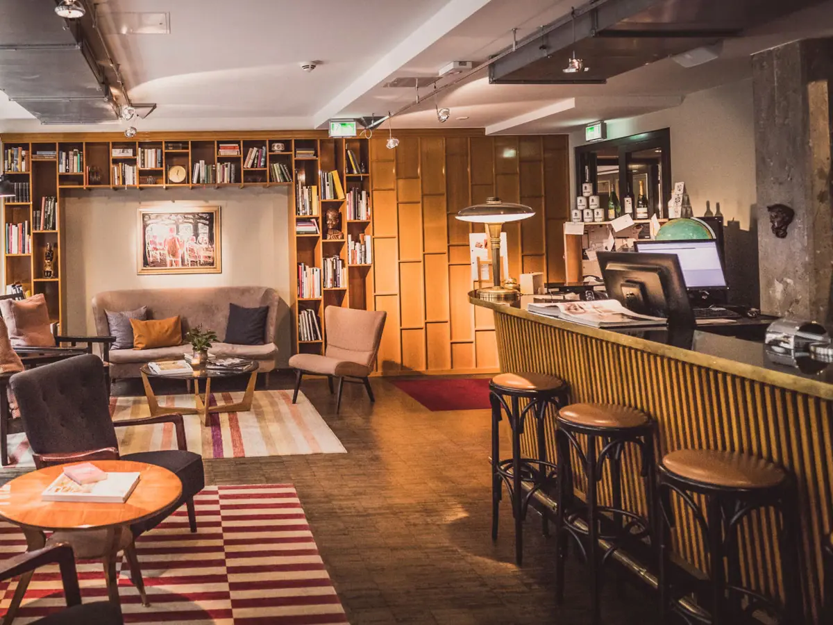 Houten toonbank in het HENRI Hotel Hamburg