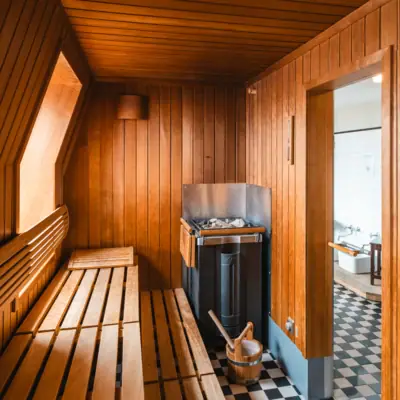 Finse sauna met kachel en wateremmer